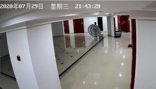 杭州男子崩潰 深夜公司門口放著一只白花圈,仔細一看嚇壞了